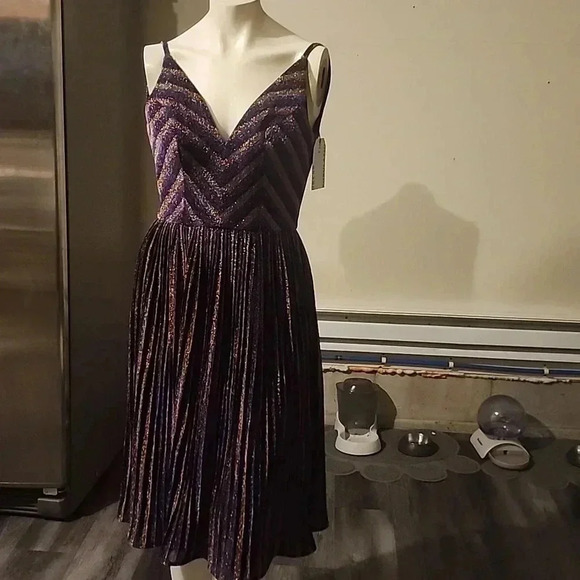 DRESS THE POPULATION HALEY METALLIC STRIPED V-NECK PLEADED DRESS SIZE XS - Picture 3 of 7